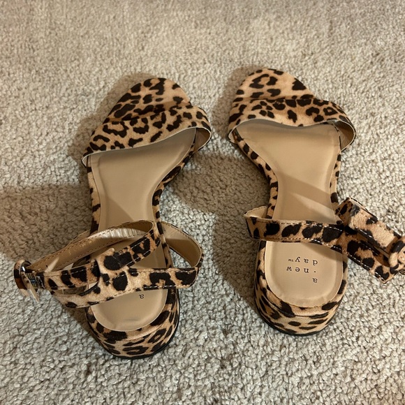 Cheetah print sandals - Picture 3 of 5